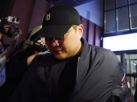 음주 뺑소니 혐의를 받는 트로트 가수 김호중이 21일 오후 서울 강남구 강남경찰서에서 경찰 조사를 받은후 귀가하고 있다. 사진=뉴시스