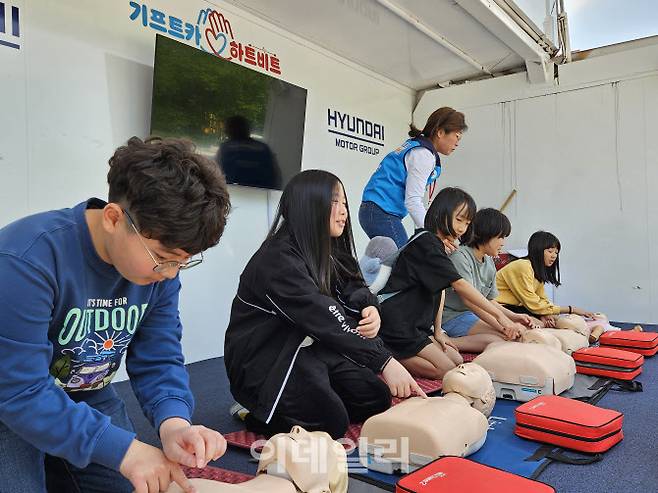 현대차그룹이 대한적십자사와 함께 진행하는 ‘기프트카 하트비트’ 캠페인이 지난 9일 강원도 강릉시 왕산면에 위치한 왕산초등학교에서 진행됐다. 이날 왕산초 4~6학년 19명은 전문강사를 통해 심폐소생술과 자동심장충격기 사용법을 익히고 실습했다.(사진=박민 기자)