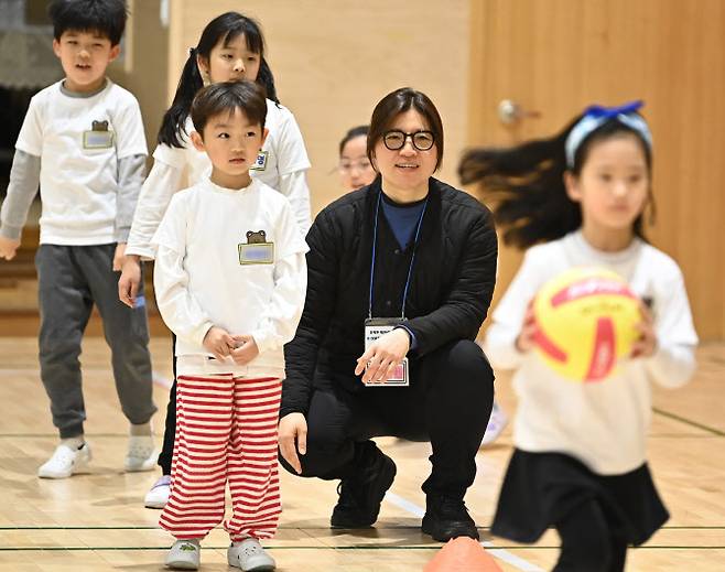 늘봄학교 일일강사로 나선 장미란 문화체육관광부 제2차관이 지난 3월 25일 경기도 용인시 마성초등학교에서 학생들과 함께 ‘초1 맞춤형 체육수업’을 하고 있다.(사진=뉴시스)