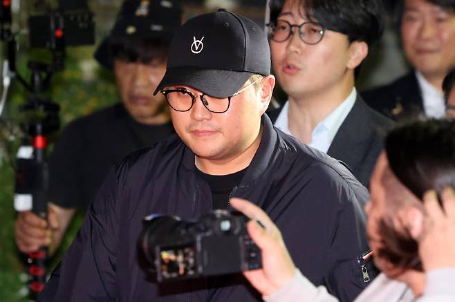 ‘음주 뺑소니’ 혐의를 받는 트로트 가수 김호중이 지난 21일 서울 강남경찰서에서 조사를 마친 뒤 차량으로 이동하고 있다. (사진=공동취재단)
