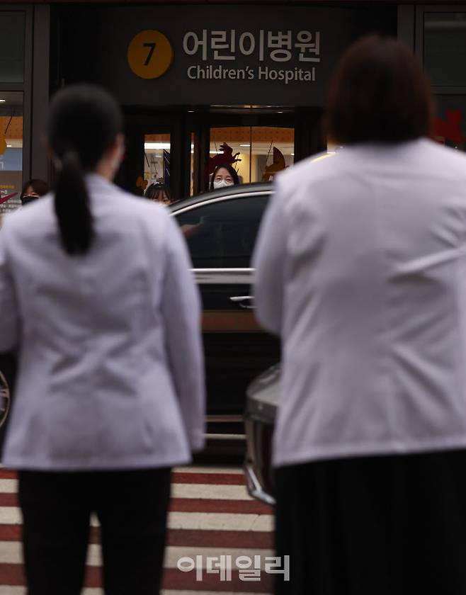 [이데일리 이영훈 기자] 서울의 한 대학병원에서 의사들이 이동하고 있다.
