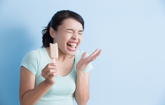 찬 음식을 먹을 때 치아가 시린 증상을 심하게 느낄 수 있다｜출처: 클립아트코리아