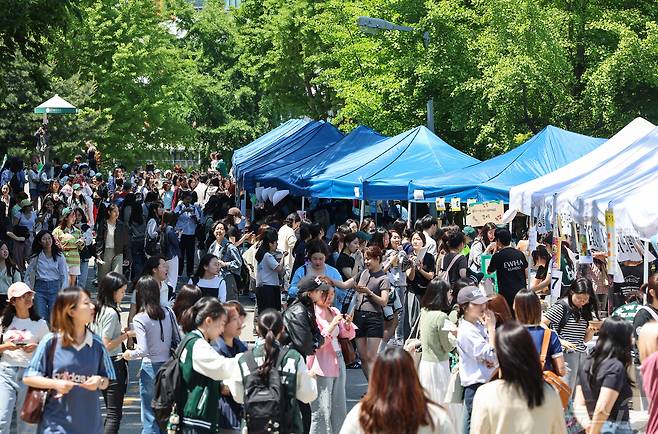 8일 대동제가 열리고 있는 서울 서대문구 이화여자대학교가 축제를 즐기는 학생들로 붐비고 있다. 2024.5.8/뉴스1 ⓒ News1 김도우 기자