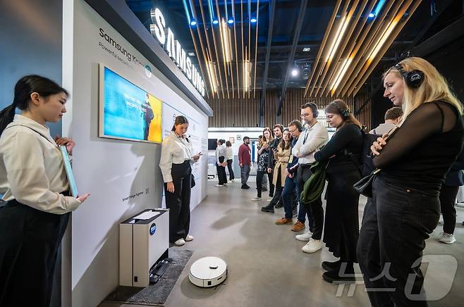 프랑스 파리 '비스포크 AI 미디어데이' 행사 현장에서 '비스포크 AI 스팀'을 시연하고 있다. (삼성전자 제공)