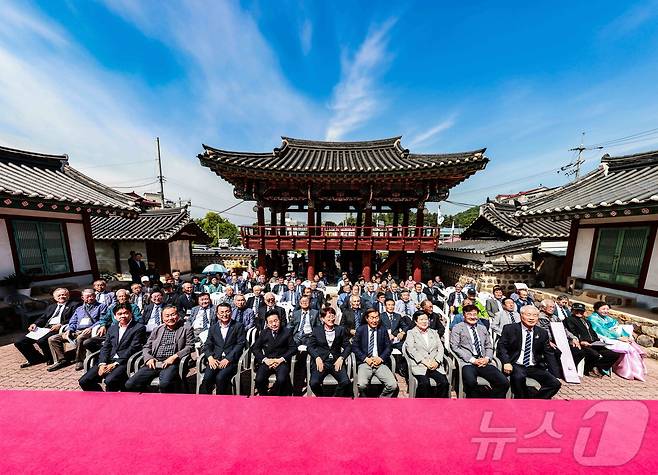 강원 영월향교가 22일 지역 원로 100명을 초청해 조선시대 기로연 시연행사를 가진 가운데, 이날 참석자들이 기념사진을 촬영하고 있다. (영월군 제공) 2024.5.22/뉴스1