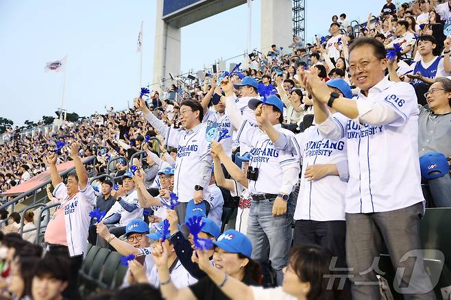 22일 서울 송파구 잠실야구장에서 열린 두산베어스와 SSG랜더스 야구 경기에서 중앙대 구성원 3000여명이 열띤 응원을 진행하고 있다.