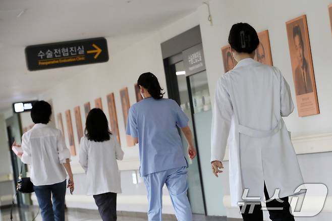 의대 증원을 놓고 정부와 의료계의 입장이 평행선을 달리고 있는 22일 서울 시내의 한 대학병원에서 의료진이 발걸음을 옮기고 있다.2024.5.22/뉴스1 ⓒ News1 이승배 기자