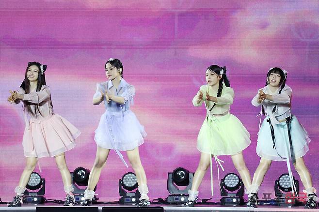 '코리아 온 스테이지' 무대에 오른 그룹 뉴진스. ⓒ이혜영 기자 lhy@hankooki.com