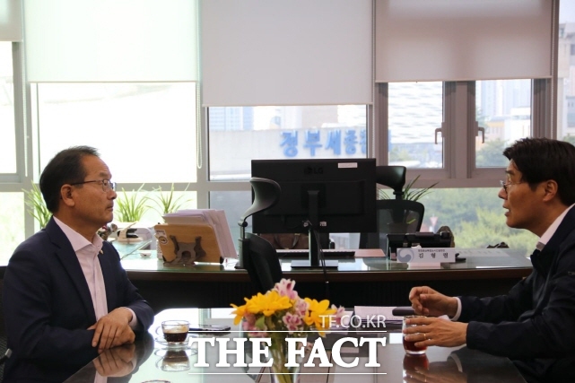 강준현 의원(왼쪽)이 22일 정부세종청사에서 김형렬 행복청장을 만나 행정수도 세종 완성을 위한 핵심 과제들에 대해 이야기 하고 있다. /강준현 의원실.