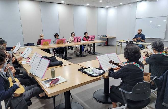 ▲지난달 3일 용인 스프링카운티자이 아파트 입주민들이 커뮤니티센터에 모여 우쿨렐라 수업을 받고 있다.