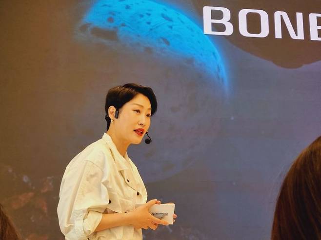 조성희 비알코리아 크리에이티브 디렉팅팀 상무가 22일 6월 이달의맛 우주 라이크 봉봉에 대해 설명하고 있다.