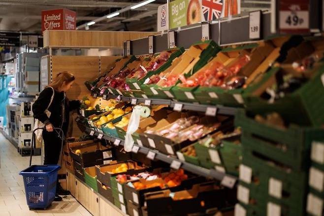 지난 2월27일(현지시간) 영국 런던의 한 슈퍼마켓에서 소비자가 장을 보고 있다. [이미지출처=EPA연합뉴스]