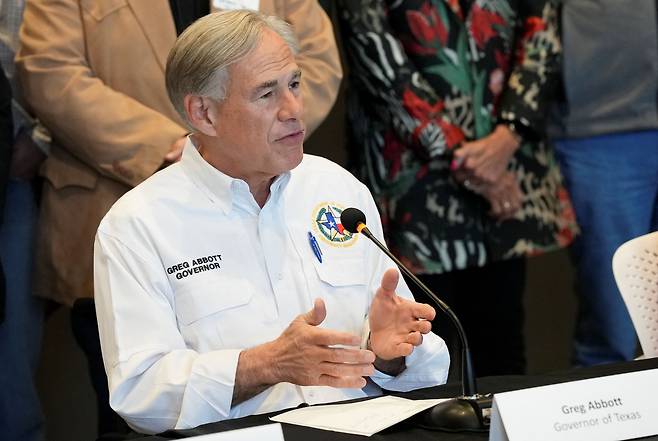 그레그 애벗 미국 텍사스 주지사가 지난 3월 텍사스주 보거에서 열린 기자회견에서 발언을 하고 있다. /로이터 연합뉴스