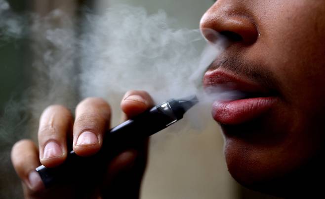 전자 담배를 사용 중인 한 남성의 모습. /로이터 뉴스1
