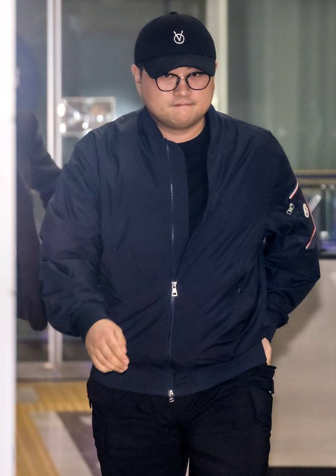 음주 뺑소니 혐의를 받는 트로트 가수 김호중이 21일 오후 서울 강남구 강남경찰서에서 경찰 조사를 받은후 귀가하고 있다. /뉴시스