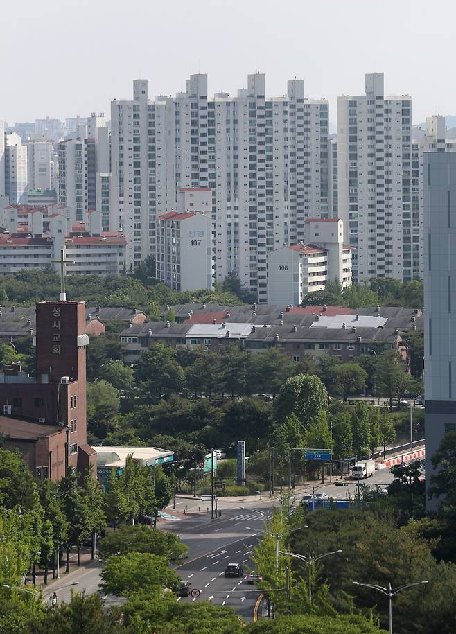 1기 신도시 정비 선도지구 선정계획을 발표한 22일 오후 경기 성남시 분당구에 아파트들이 밀집해 있다. /뉴스1