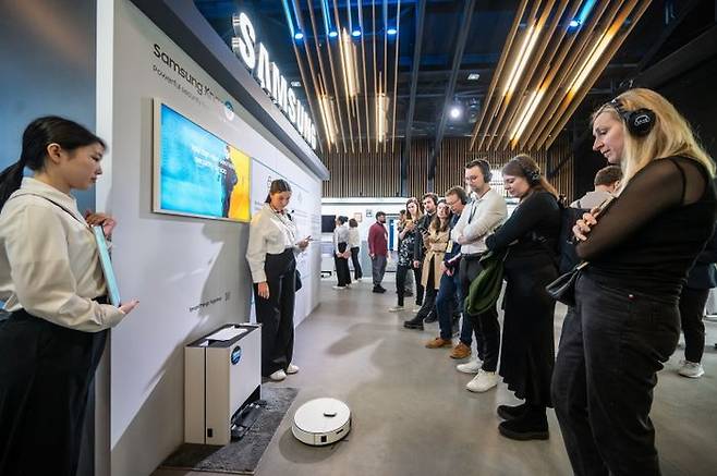 프랑스 파리 '비스포크 AI 미디어데이' 행사 현장에서 '비스포크 AI 스팀'을 시연하고 있다.ⓒ삼성전자