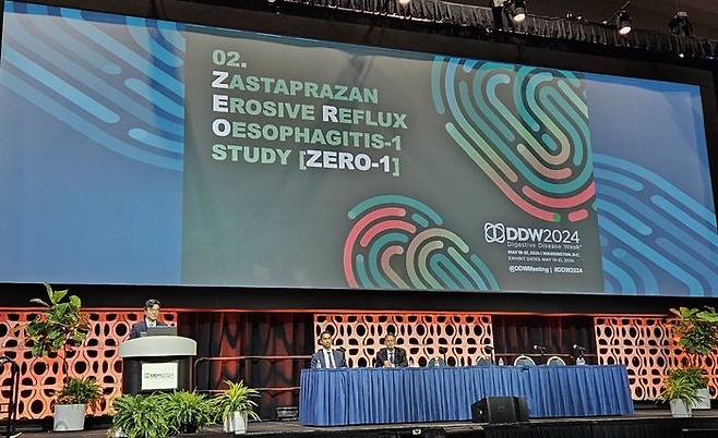 김존 온코닉테라퓨틱스 대표가 현지시간 18일부터 21일까지 미국 워싱턴 D.C.에서 열린 DDW 2024에서 자큐보의 효능 및 안전성을 입증한 임상데이터를 발표하고 있다. ⓒ온코닉테라퓨틱스