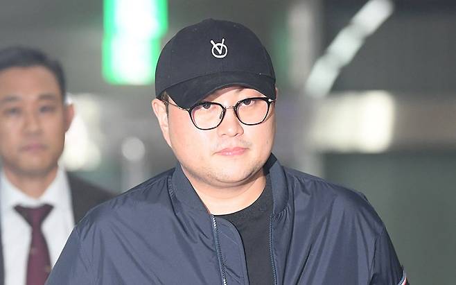 뺑소니 혐의와 음주 운전 의혹을 받는 트로트 가수 김호중이 21일 오후 서울 강남경찰서에서 조사를 마치고 나오고 있다. (공동취재) 2024.5.21.뉴스1