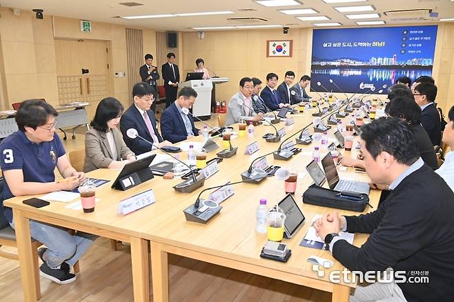 경기 하남시가 21일 관내 창업 기업 활성화 등을 논의하기 위해 '하남시 유망창업기업 간담회'를 개최했다.