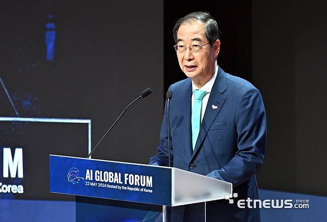 AI글로벌 포럼이 22일 서울 성북구 한국과학기술연구원에서 열렸다. 한덕수 국무총리가 축사를 하고 있다. 이동근기자 foto@etnews.com