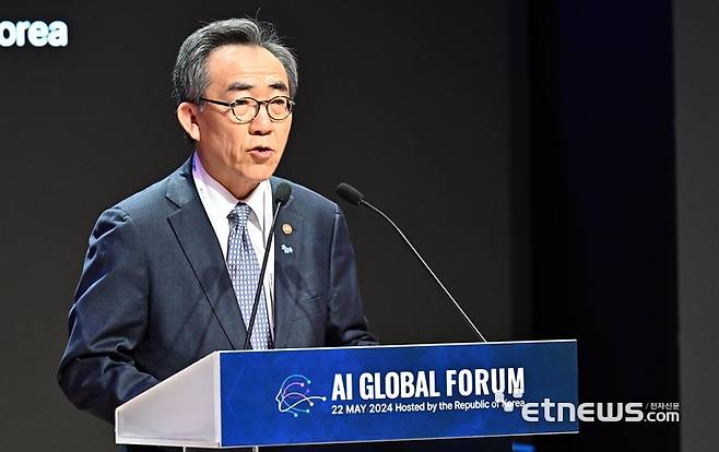 AI글로벌 포럼이 22일 서울 성북구 한국과학기술연구원에서 열렸다. 조태열 외교부 장관이 개회사를 하고 있다. 이동근기자 foto@etnews.com