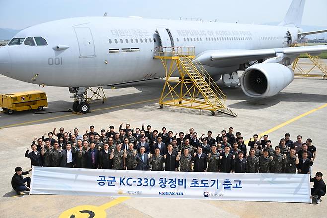 대한항공 항공우주사업본부는 22일 부산 강서구 대한항공 테크센터에서 KC-330 창정비 초도기 출고식을 열었다