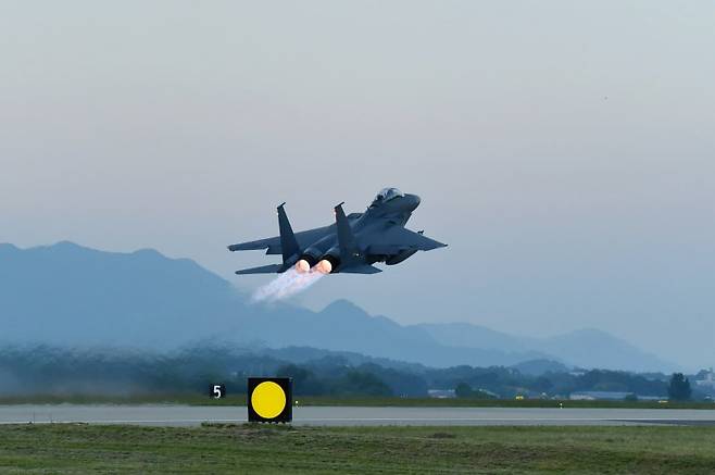 공군은 지난 17일부터 청주기지에서 공중전투사령부 주관으로 '2024년 전반기 소링 이글(Soaring Eagle)' 훈련을 하고 있다고 22일 밝혔다. F-15K가 야간 임무 수행을 위해 이륙하고 있다. 사진=공군 제공