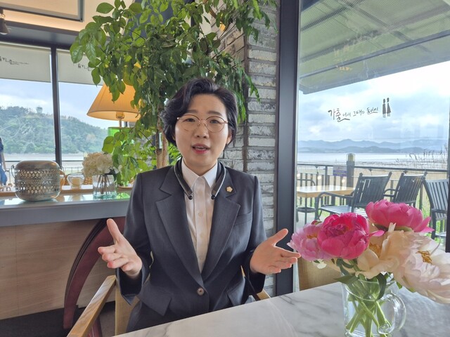 전국 기초자치단체의회 최연소 의장인 김보미 전남 강진군의회 의장이 지난 8일 강진의 한 카페에서 한겨레와 인터뷰를 하고 있다. 정대하 기자