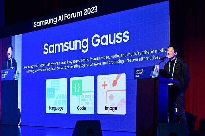 2023년 11월 열린 ‘삼성 AI 포럼 2023’에서 김대현 삼성전자 부사장이 삼성이 자체개발한 경량형 인공지능 모델 ‘갤럭시 AI’를 소개하고 있다. 삼성전자 제공