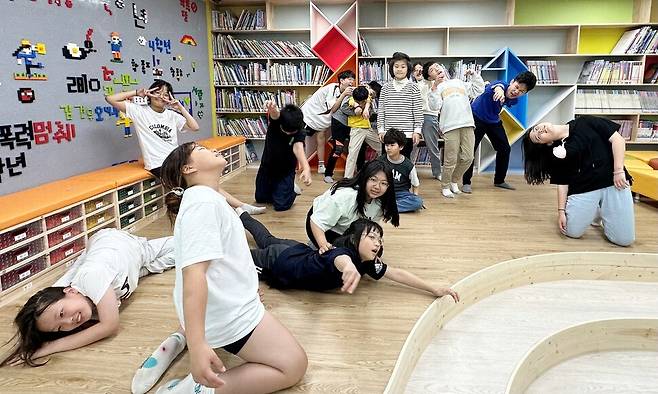 보령 청라초등학교 5~6학년들이 지난 9일 뮤지컬 수업 시간에 좀비를 연기하고 있다.