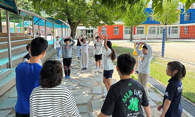 보령 청라초 5~6학년 아이들이 지난 9일 교정에서 원숭이, 바나나 등 주어진 주제에 따라 특징을 표현하는 즉흥극을 하고 있다.