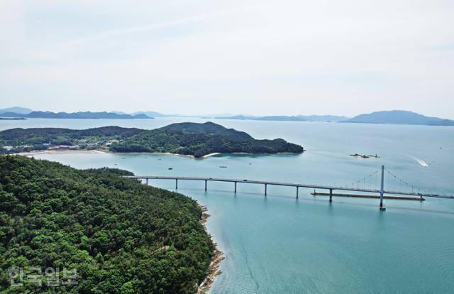 녹동항에서 다리 건너 위치한 소록도는 한센인의 애환이 깃든 섬이다.