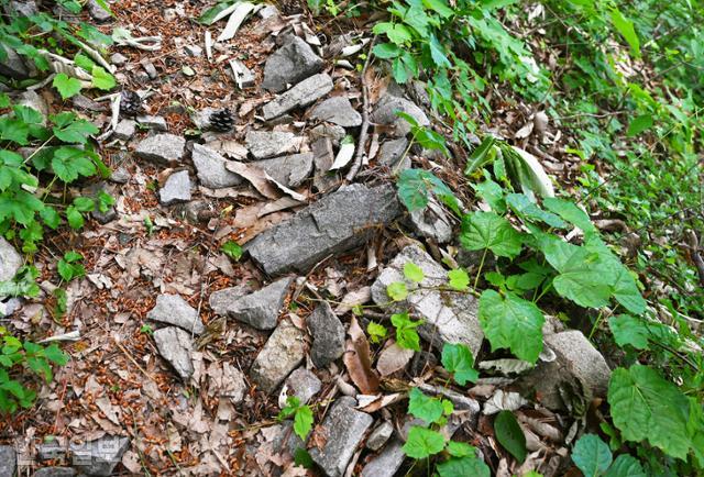 금강죽봉 가는 길 옛 탐방로에 날카로운 바위 조각이 떨어져 있다.