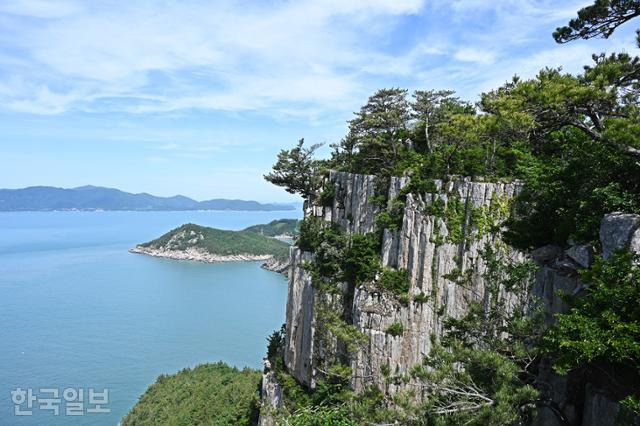 금강죽봉은 드론이 아니면 사실상 전체 모습을 파악하기 어렵다. 세 번째 봉우리에서 본 네 번째 봉우리 모습이다.