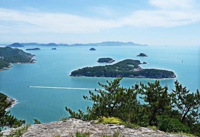 지죽도 금강죽봉에서 하트 모양의 대염도가 보인다.