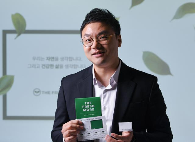 장근우 더프레쉬모어 대표는 과일과 채소 표면 및 보관용기에 붙이면 세균 번식을 억제해 신선한 상태를 오래 유지할 수 있는 특수 물질이 첨가된 스티커를 개발했다. 그는 과일과 채소의 부패를 늦춰 환경에도 기여하는 이 제품으로 해외에도 진출할 계획이다. 임은재 인턴기자