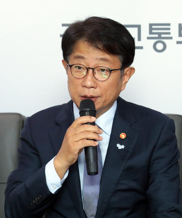 박상우 국토교통부 장관이 13일 오후 정부세종청사에서 출입 기자들과 '전세 사기' 관련 차담회를 열고 있다. 연합뉴스