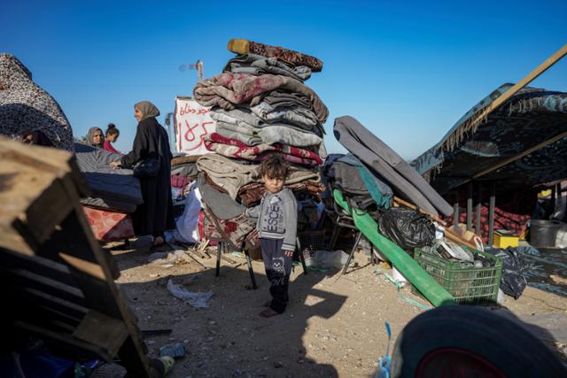가자지구 남부 라파를 떠난 피란민들이 8일 가자 중부 데이르 알발라에 도착해 짐을 풀고 있다. 데이르 알발라=AP 뉴시스