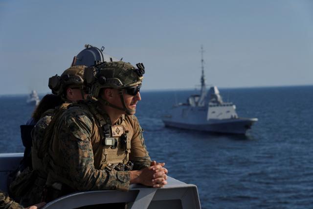 지난해 9월 18일 미국 해군 소속 한 군인이 발트해에서 북대서양조약기구(NATO·나토) 군대와 해상 훈련을 하던 중 바다를 응시하고 있다. 로이터 연합뉴스
