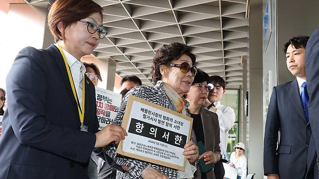 이용수 할머니, 주한독일대사관에 항의서한 전달 [사진 제공: 연합뉴스]