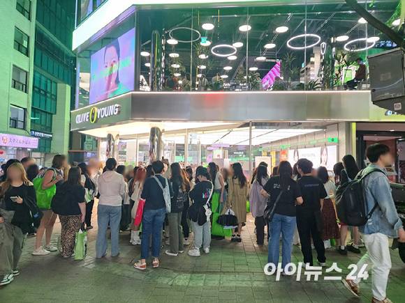 지난 4월 29일 오후 8시경 올리브영 명동타운점 앞에 외국인 관광객이 몰려 있다. [사진=구서윤 기자]