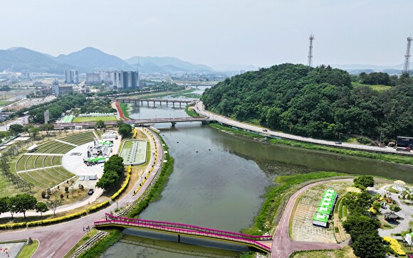 황룡정원 잔디광장(좌측)과 길동무 꽃길축제장 전경 [사진=장성군]