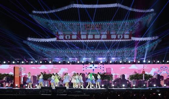 걸그룹 뉴진스가 21일 오후 서울 경복궁 흥례문 광장에서 국가유산청 출범을 기념해 열린 '2024 코리아 온 스테이지 - 뉴 제레이션' 공연에서 무대를 선보이고 있다. 연합뉴스