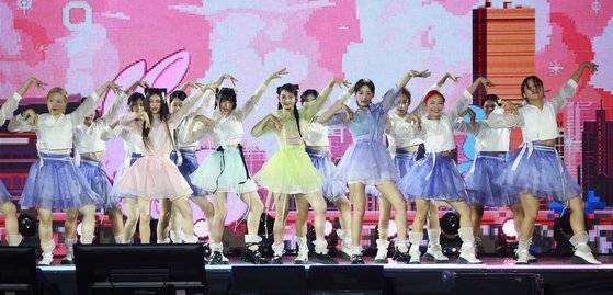 걸그룹 뉴진스가 21일 오후 서울 경복궁 흥례문 광장에서 국가유산청 출범을 기념해 열린 '2024 코리아 온 스테이지 - 뉴 제레이션' 공연에서 무대를 선보이고 있다. 연합뉴스