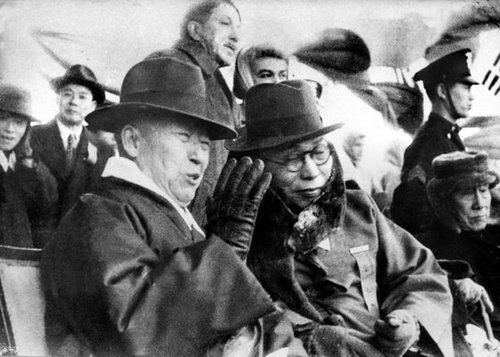 1945년 12월 1일 한국으로 돌아온 임시정부를 환영하는 행사에서 나란히 앉은 이승만(왼쪽)과 김구. 중앙포토