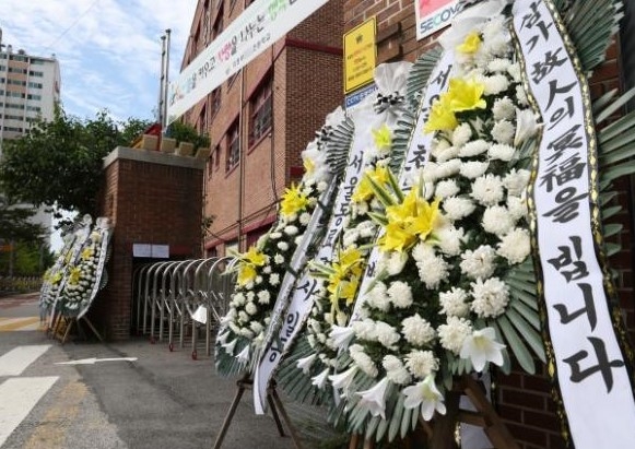 지난해 경기 의정부시의 호원초등학교 정문 주변에 고인이 된 교사를 추모하는 화환이 놓여 있다. 연합뉴스