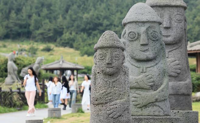 제주도에 수학여행을 온 학생들이 22일 서귀포시 대정읍 송악산 탐방로를 걷고 있다. 연합뉴스