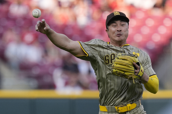 San Diego Padres shortstop Kim Ha-seong throws out Cincinnati Reds' Jeimer Candelario at first base during the second inning of a game in Cincinnati on Tuesday.  [AP/YONHAP]