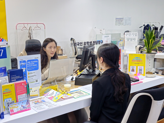 Ahn Hyo-jin, a career consultant specializing in international student consultations at Job Match Seoul, talks to a student that visited the center on Monday. [LEE TAE-HEE]